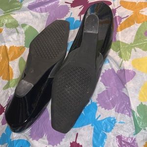 Causal shoes great with dress, skirts or even as an interview shoe.